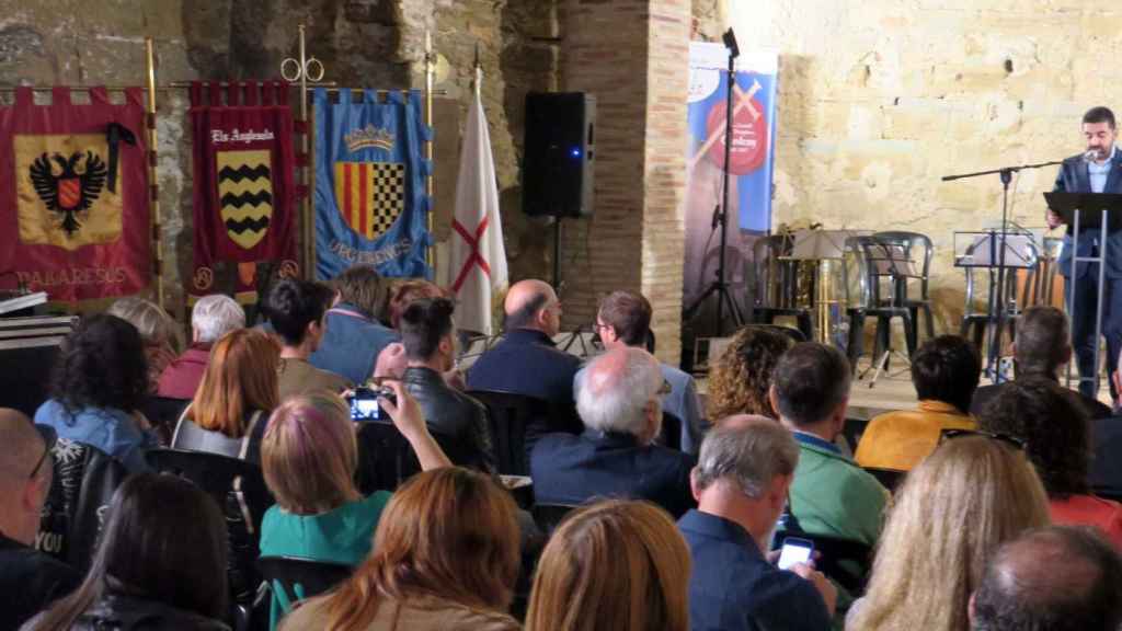 El consejero de Trabajo, Chakir El Homrani, en la lectura del pregón de los 'Moros i Cristians' de Lleida / TWITTER