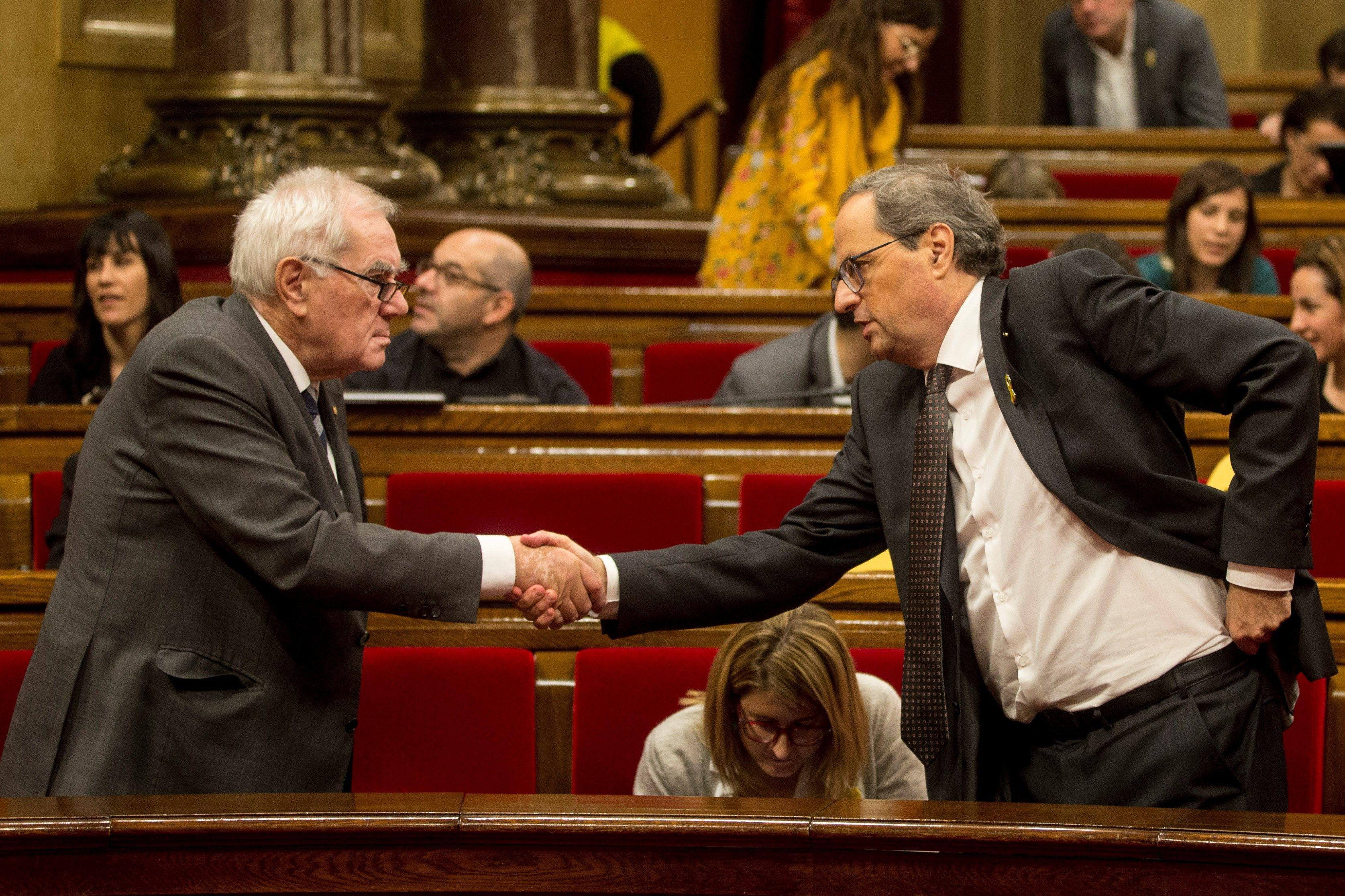 Ernest Maragall, saludando a Quim Torra durante un pleno del Parlamento catalán / EFE