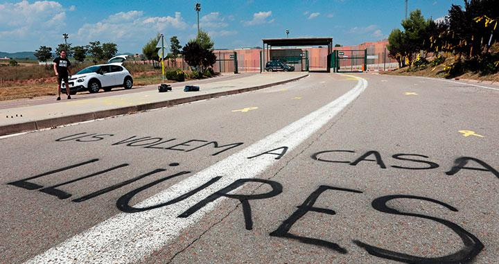 Pintadas en el acceso a la cárcel de Lledoners, donde ingresarán parte de los presos por el 'procés' trasladados a Cataluña / EFE