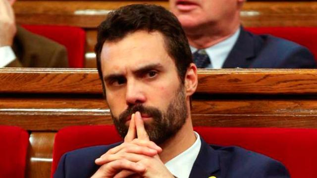 El presidente del Parlament, Roger Torrent, tiene en sus manos la salida al bloqueo de los 'indepes' /EFE