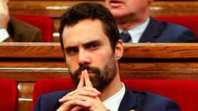 El presidente del Parlament, Roger Torrent, tiene en sus manos la salida al bloqueo de los 'indepes' /EFE