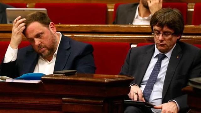 El vicepresidente de la Generalitat y líder de ERC, Oriol Junqueras (d), con el 'president', Carles Puigdemont / EFE