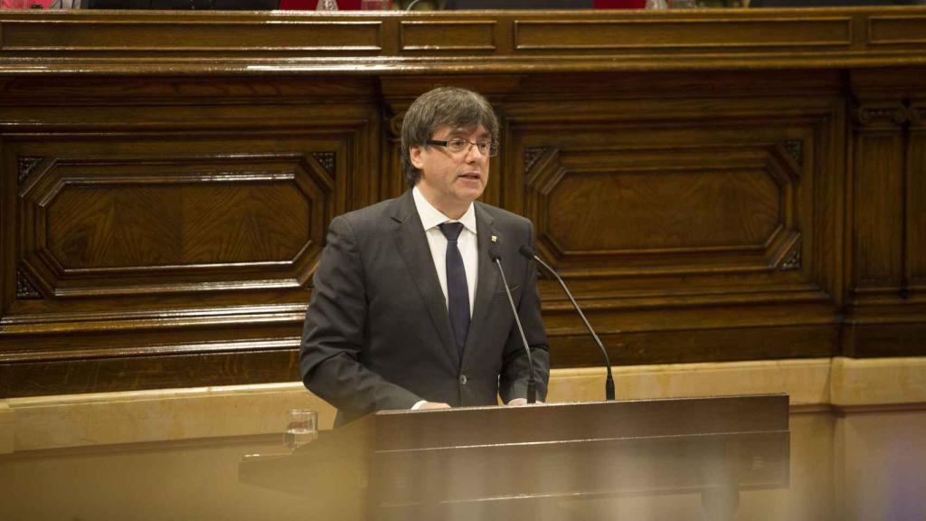 El presidente de la Generalitat, Carles Puigdemont, en su comparecencia en el 'pleno escoba' / PARLAMENT