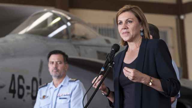 La ministra de Defensa, María Dolores de Cospedal, durante su visita de hoy a la base aérea de Gando, en Gran Canaria / EFE