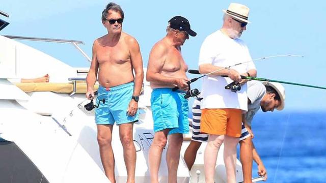 Artur Mas, junto a Jordi Vilajoana, en el yate que utilizaron hace dos veranos en Formentera / VANITATIS