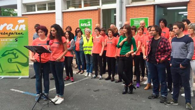 Miembros del movimiento Gure Esku Dago (Está en nuestra mano) se dirigen a los habitantes de un pueblo.
