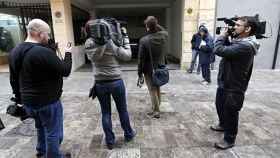 Periodistas antes el domicilio de Alfonso Rus durante la 'Operación Taula'.