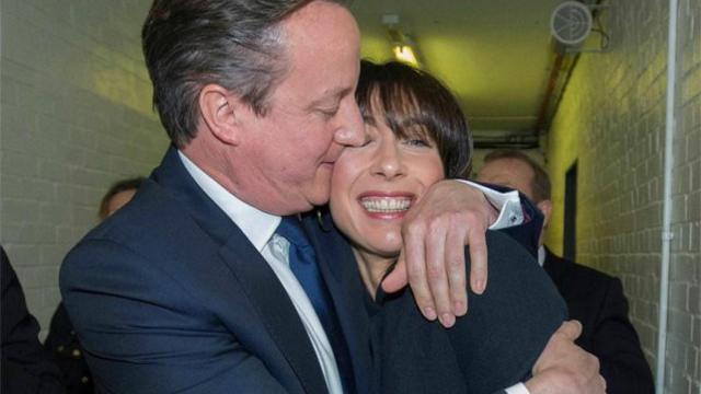 El primer ministro británico y líder 'tory', David Cameron, abrazando a su esposa tras conocerse su victoria en las elecciones.