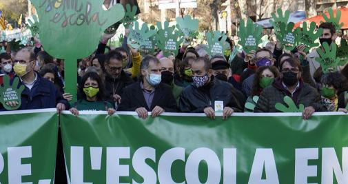 El presidente de Ómnium, Jordi Cuixart, junto a los líderes de CCOO y UGC, Javier Pacheco y Camil Ros, en la manifestación contra el castellano en la escuela / LUIS MIGUEL AÑÓN