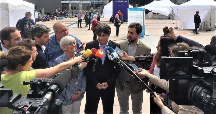 Clara Ponsatí Carles Puigdemont y Toni Comín (JxCat) ante el Parlamento Europeo el día de las elecciones europeas 2019 / EFE