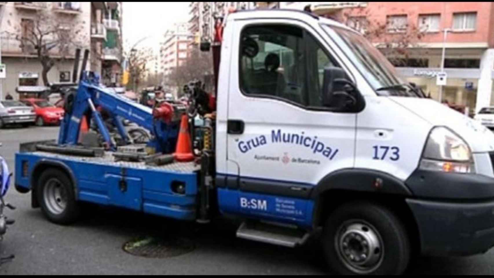 Grúa municipal de Barcelona, como la que llamaron para retirar un coche en Vilanova i la Geltrú, cuyo dueño perdió los nervios y encañonó a los agentes / EFE