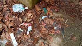 Uno de los patios de colegio afectados por el vandalismo en Girona, donde encuentran jeringuillas, botellas y basura / CEDIDA