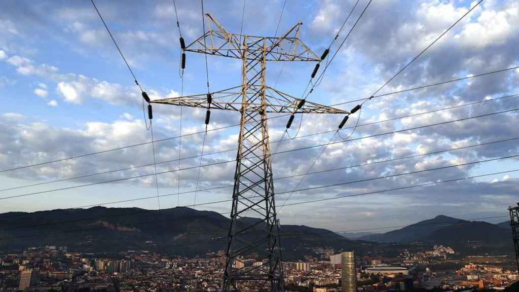 Una torre de transporte de energía perteneciente a la red eléctrica. Apagón global / EFE