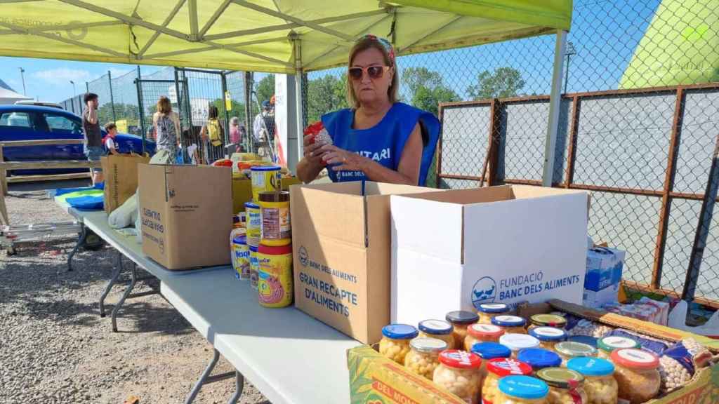 Uno de los puntos de recaudación de alimentos de las jornadas solidarias del Futbol Base Vilobí / BASE VILOBÍ