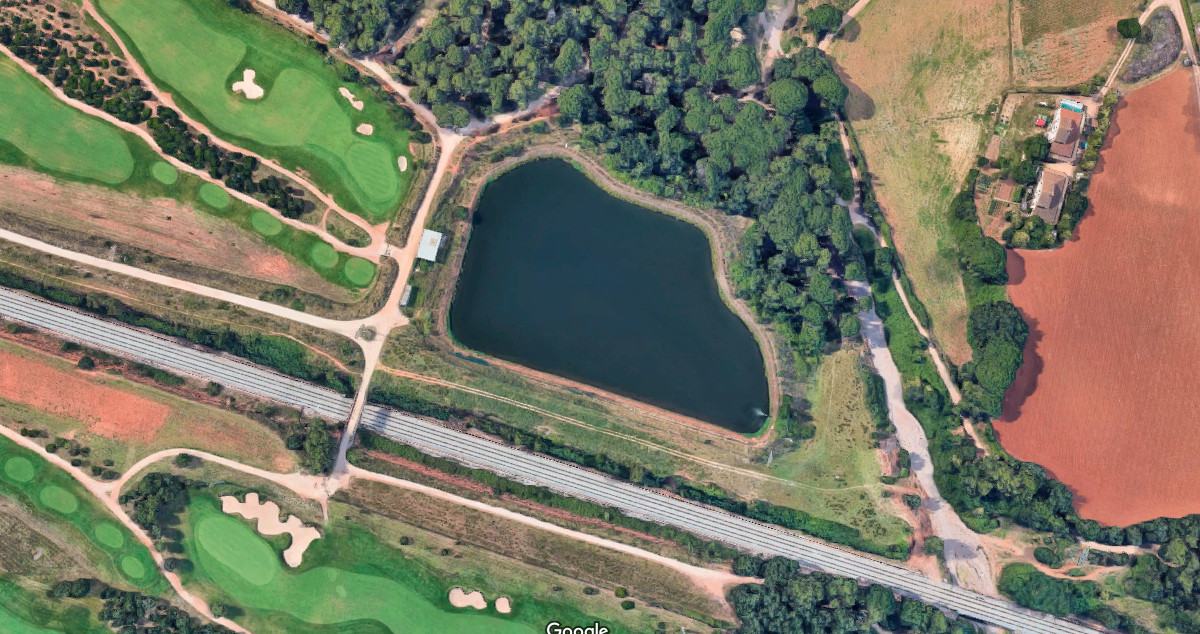 Balsa de agua en el campo de golf de Terrassa / GOOGLE MAPS
