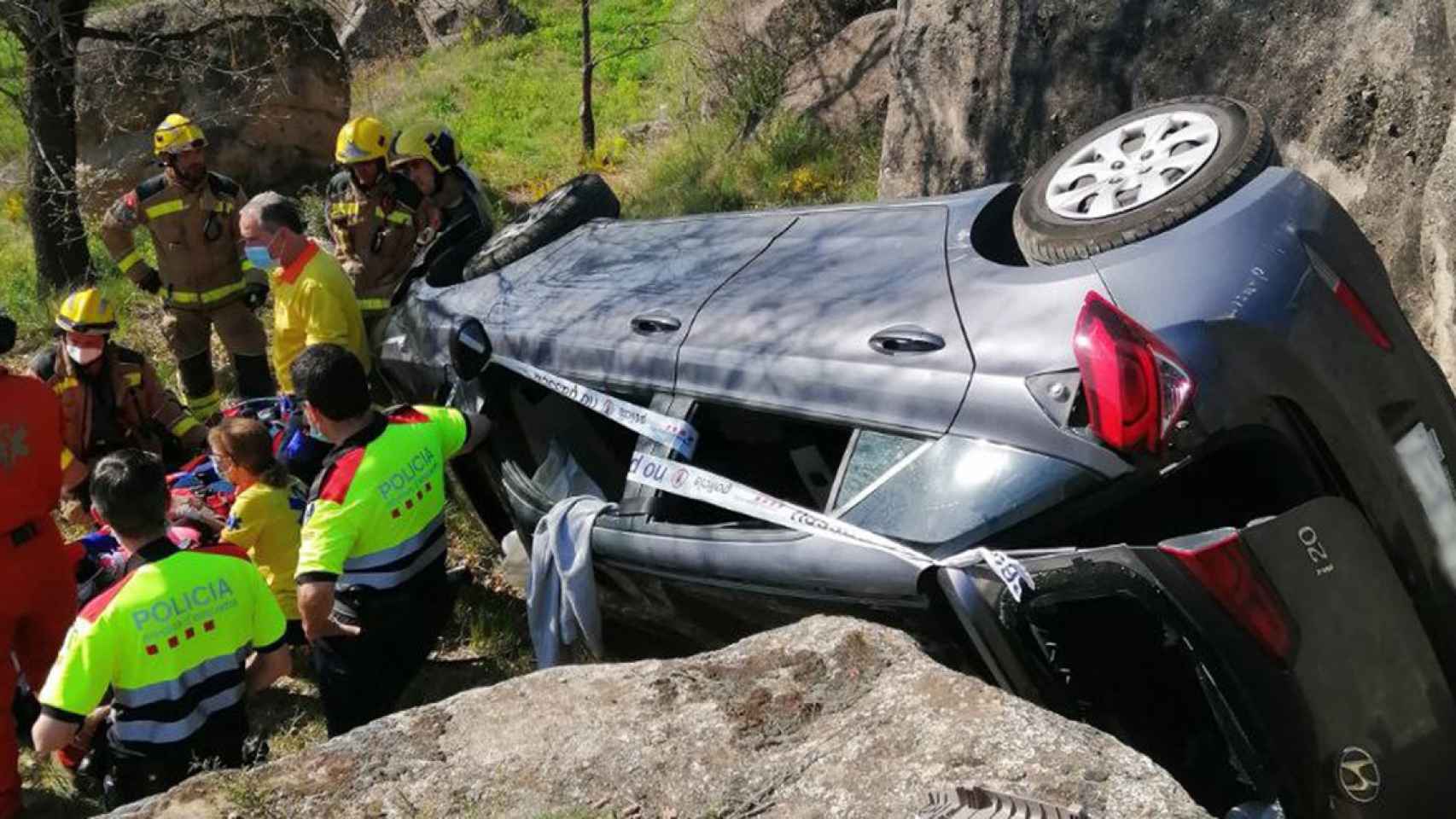 Los Bomberos de la Generalitat han rescatado a una mujer, herida grave, y tres menores al despeñarse 10 metros su coche / BOMBERS