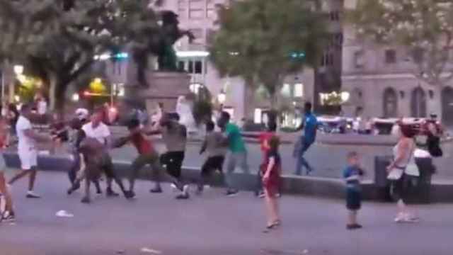 La agresión a un turista en Barcelona por parte de manteros la semana pasada  / CG