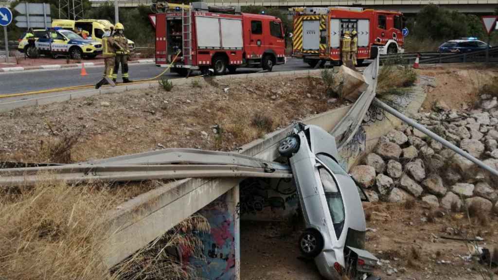 El vehículo tras caer por un puente de Coma-ruga / BOMBERS