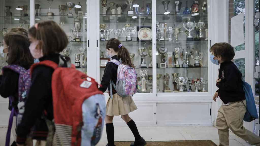 Aumentan ligeramente los grupos escolares confinados en Cataluña / EP