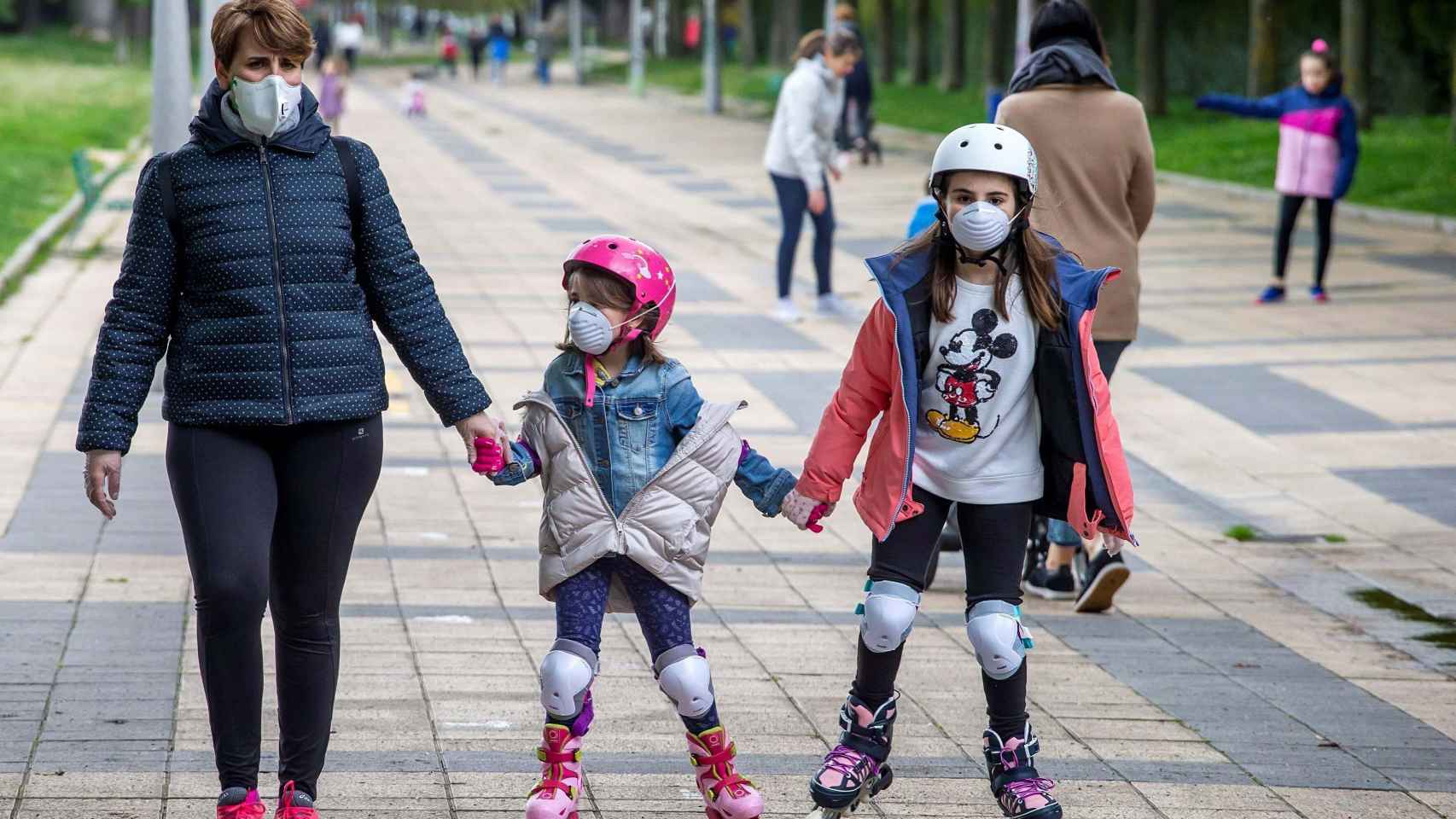 Niños y padres paseando en la calle; la comunicación con los hijos es fundamental / EFE