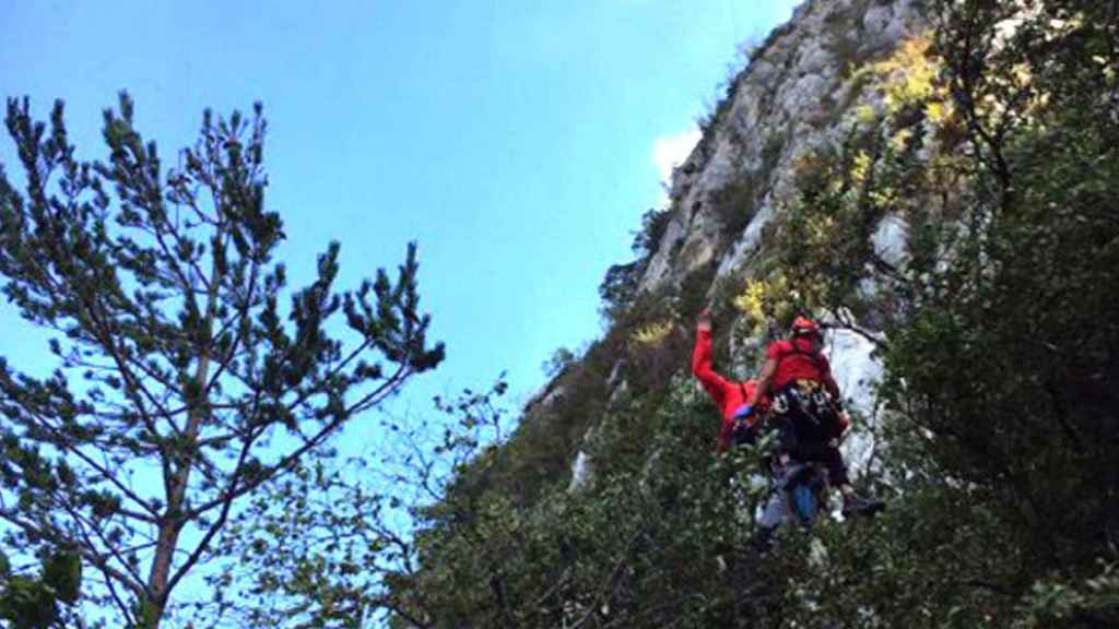 Efectivos de bomberos rescatan el cadáver del escalador en el Berguedà, Barcelona / BOMBERS DE LA GENERALITAT