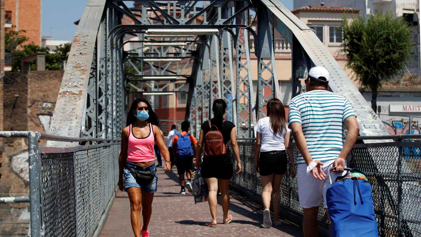 Unos vecinos cruzan el puente de La Torrassa, en L'Hospitalet de Llobregat / EFE