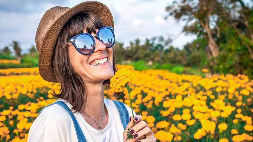 Una chica con cara de felicidad en el Yellow Day / PEXELS