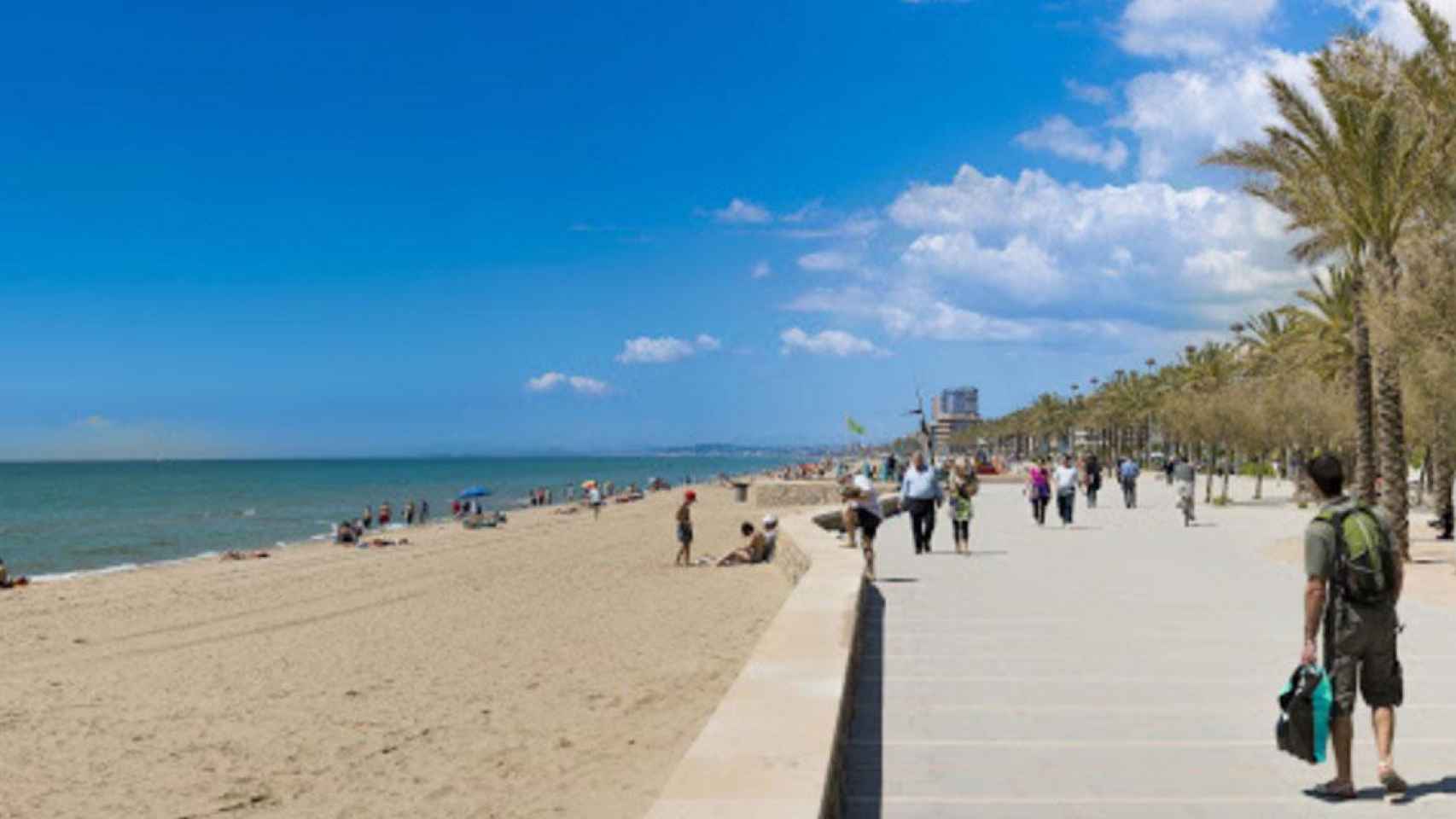 Una playa de Calafell, donde la policía ha detenido al hombre por tocarse los genitales y fotografiar menores / AJUNTAMENT DE CALAFELL