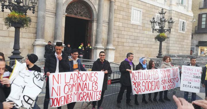 Jóvenes migrantes protestan ante el Ayuntamiento de Barcelona. Nuestros / EXMENAS