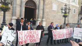 Jóvenes migrantes protestan ante el Ayuntamiento de Barcelona. Nuestros / EXMENAS