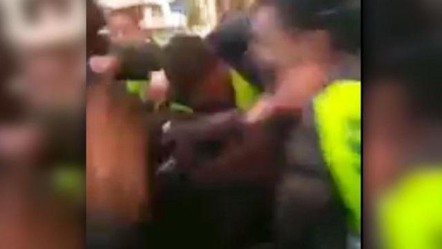 Imagen de la pelea en la que vigilantes protegieron a los Mossos d'Esquadra en Granollers (Barcelona) / CG