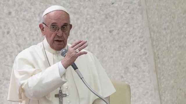 El Papa Francisco opina que todo feminismo acaba siendo un machismo con falda  / EFE