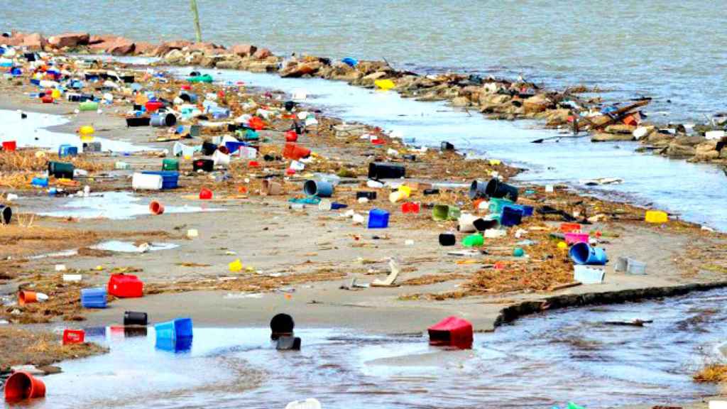 Basura llevada por el mar hasta la playa / EFE