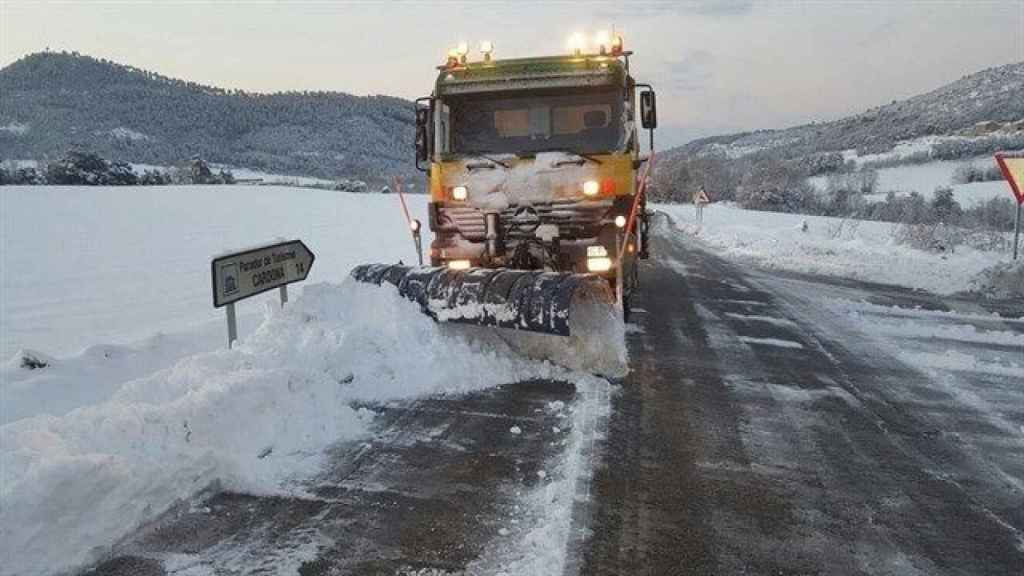 Una máquina quitanieves despejando una carretera en las cercanías de Cardona / EUROPA PRESS