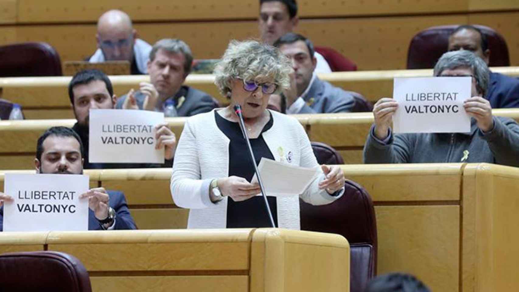 La senadora de ERC Mirella Cortés, durante su intervención en la sesión de control celebrada esta tarde en el pleno del Senado, al mismo tiempo otros senadores muestran carteles alusivos a la condena del Tribunal Supremo de tres años y medio de cárcel al