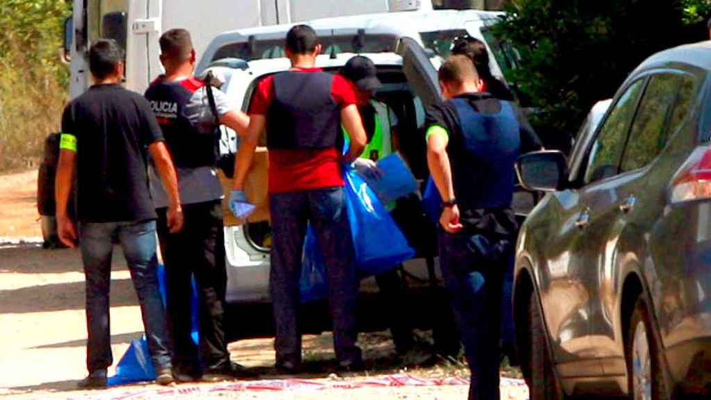 Los Mossos d'Esquadra se llevan bolsas con objetos de la casa en Alcanar, imagen de archivo (Tarragona) / EFE