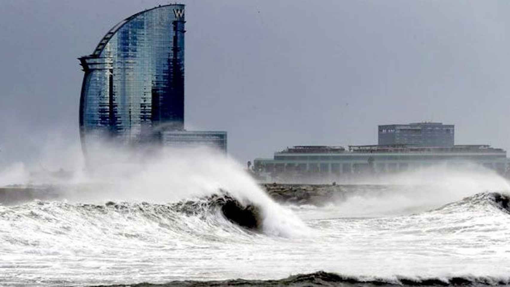 Oleaje en la playa de la Barceloneta, en la capital catalana / EFE