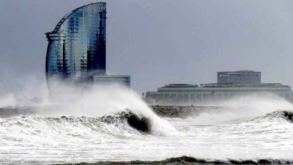 Oleaje en la playa de la Barceloneta, en la capital catalana / EFE