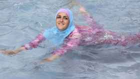 Una mujer se baña en 'burkini' en una imagen de archivo. / EFE