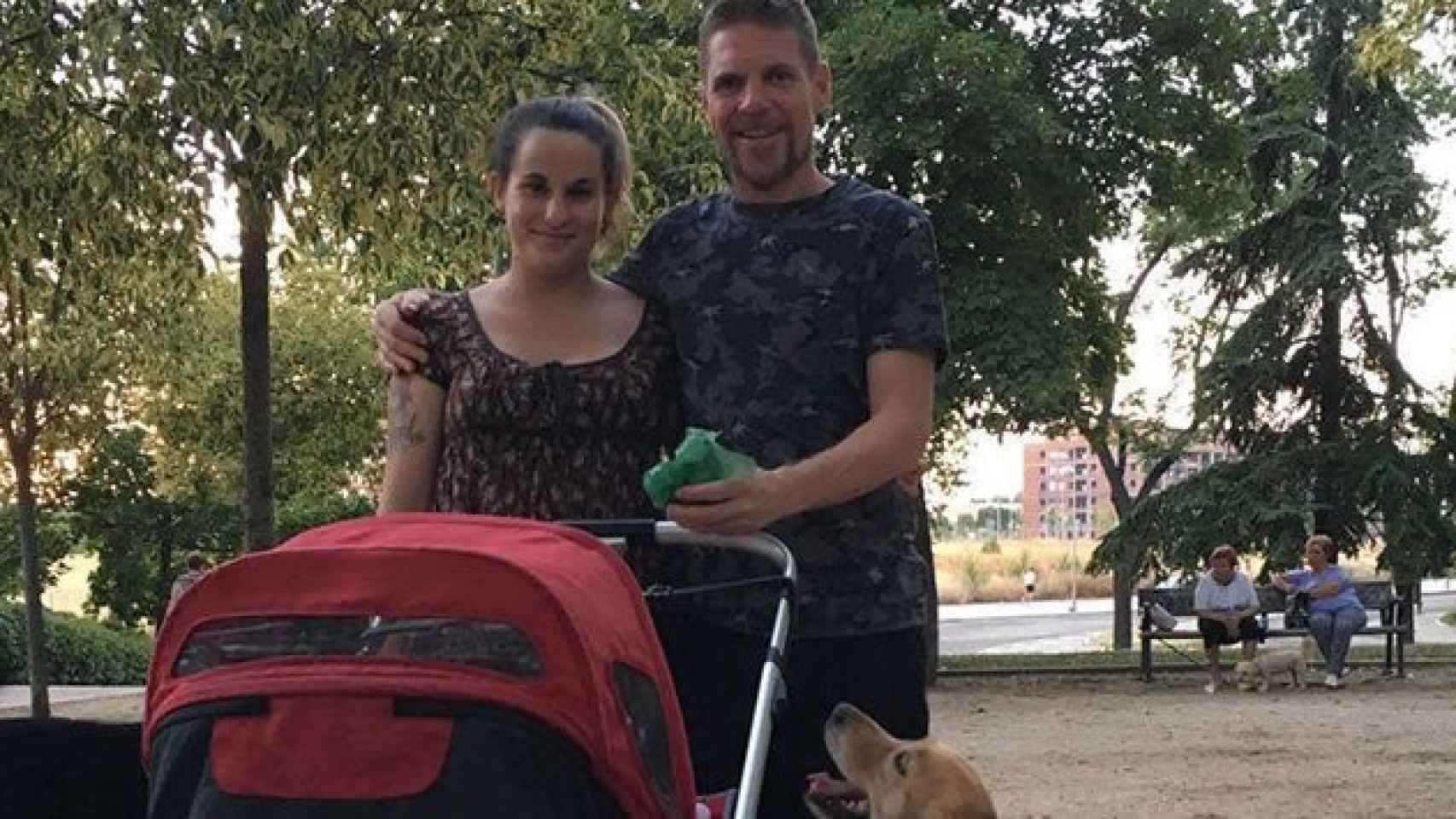 María e Ignacio junto con su hijo, al que podrán llamar Lobo Javierre, y su perro.