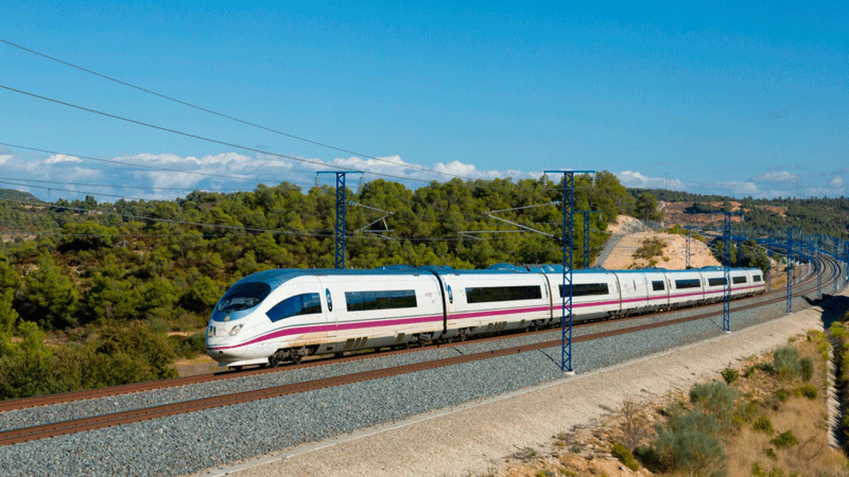 El AVE Madrid-Barcelona circula con retrasos de hasta 30 minutos por una avería en la señalización.