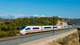 El AVE Madrid-Barcelona circula con retrasos de hasta 30 minutos por una avería en la señalización.