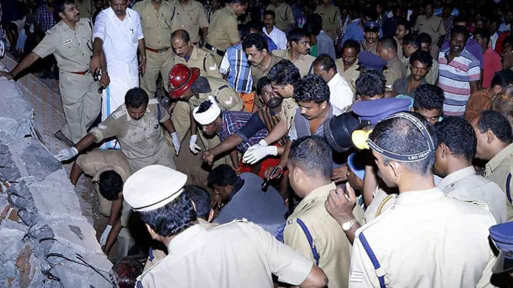 Explosión de material pirotécnico en un templo en India.