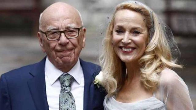 El magnate Rupert Murdoch y la exmodelo Jerry Hall, en su boda religiosa.