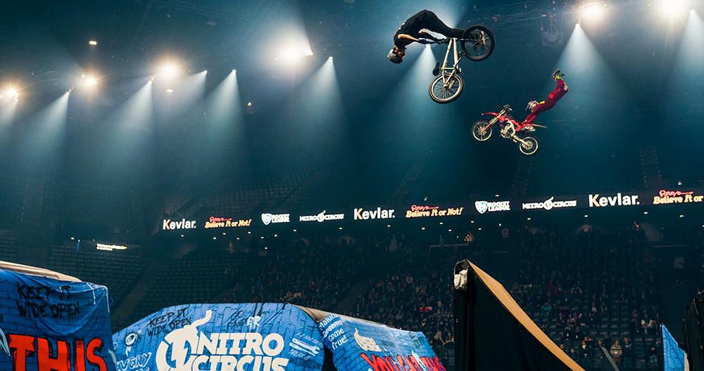 Un salto de BMX y FMX en el espectáculo You Got This de Nitro Circus