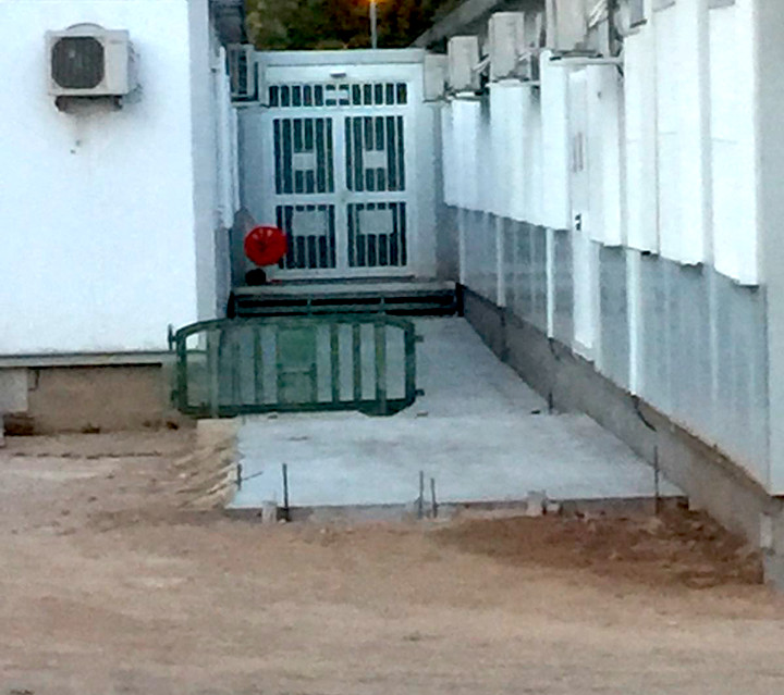 Barracones y material de construcción en la Escola Virolet de Sabadell / CG