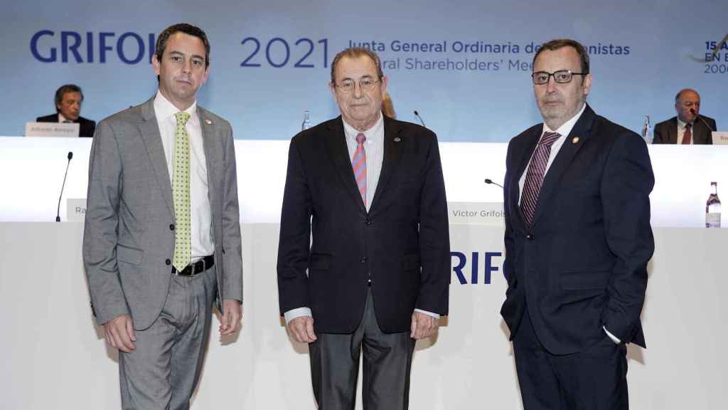 Víctor Grífols Déu (izq.), y Raimon Grífols Roura, que dejan de ser consejeros delegados, flanquean al presidente de honor, Víctor Grifols Roura / GRIFOLS