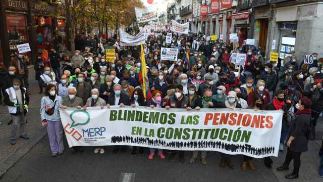 Manifestantes en Madrid con una pancarta donde se reclama el blindaje de las pensiones en la Constitución / Fernando Sánchez - EUROPA PRESS