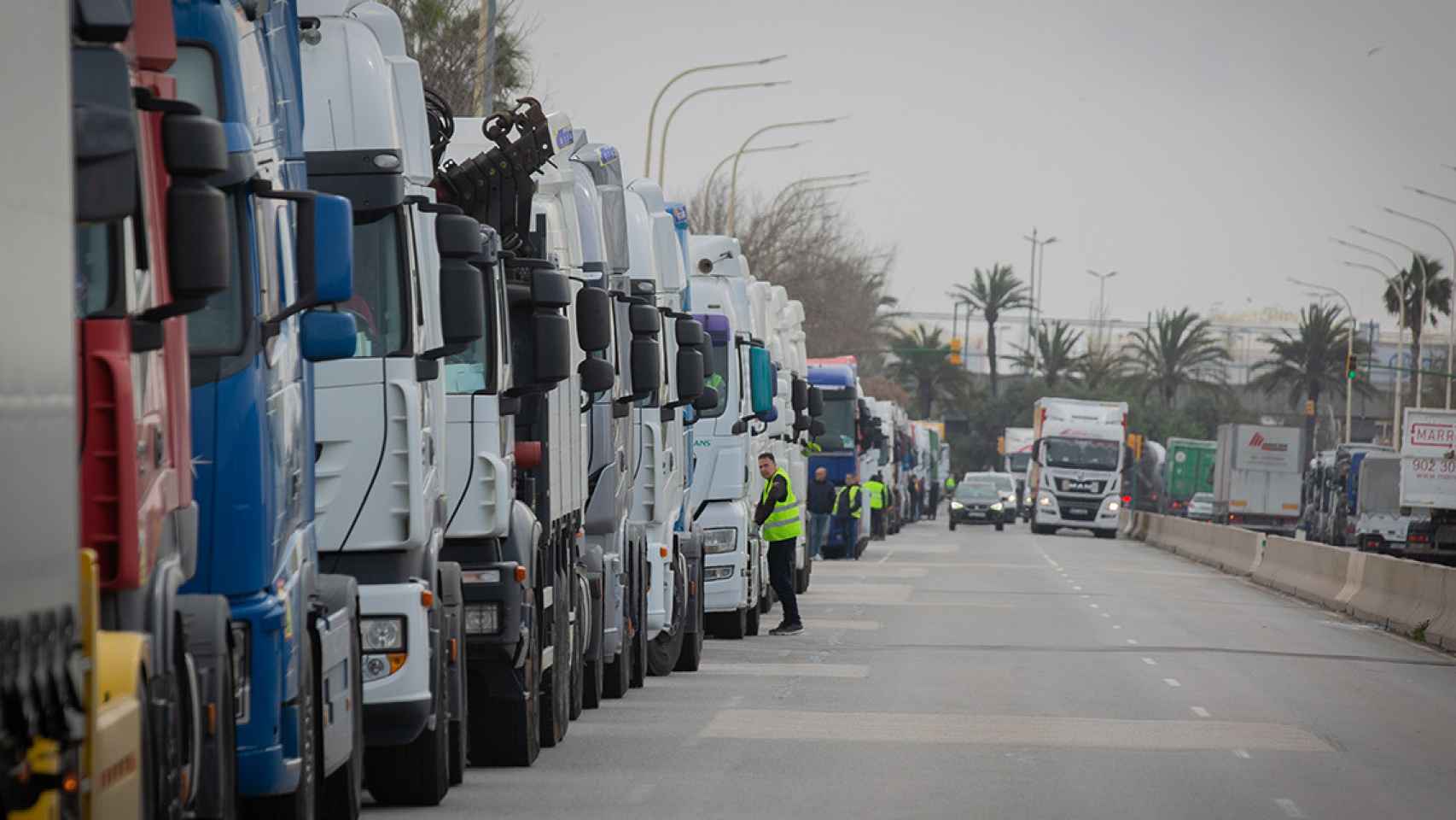 Una de las imágenes que se han sucedido en las rondas de Barcelona durante las últimas jornadas de huelga de los transportistas / DAVID ZORRAKINO - EUROPA PRESS