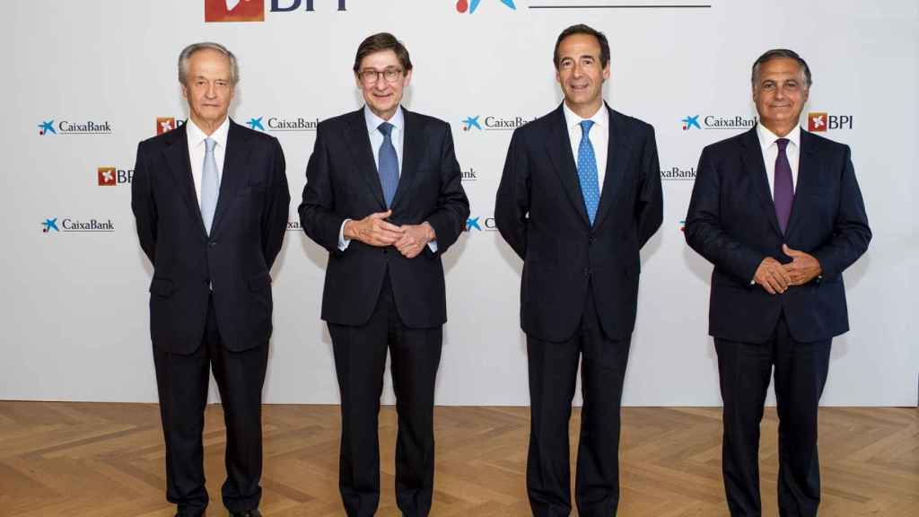 De izq. a dcha., Fernando Ulrich, presidente de BPI; José Ignacio Goirigolzarri, presidente de CaixaBan; Gonzalo Gortázar, consejero delegado de CaixaBank; y João Pedro Oliveira, consejero delegado de BPI / CAIXABANK